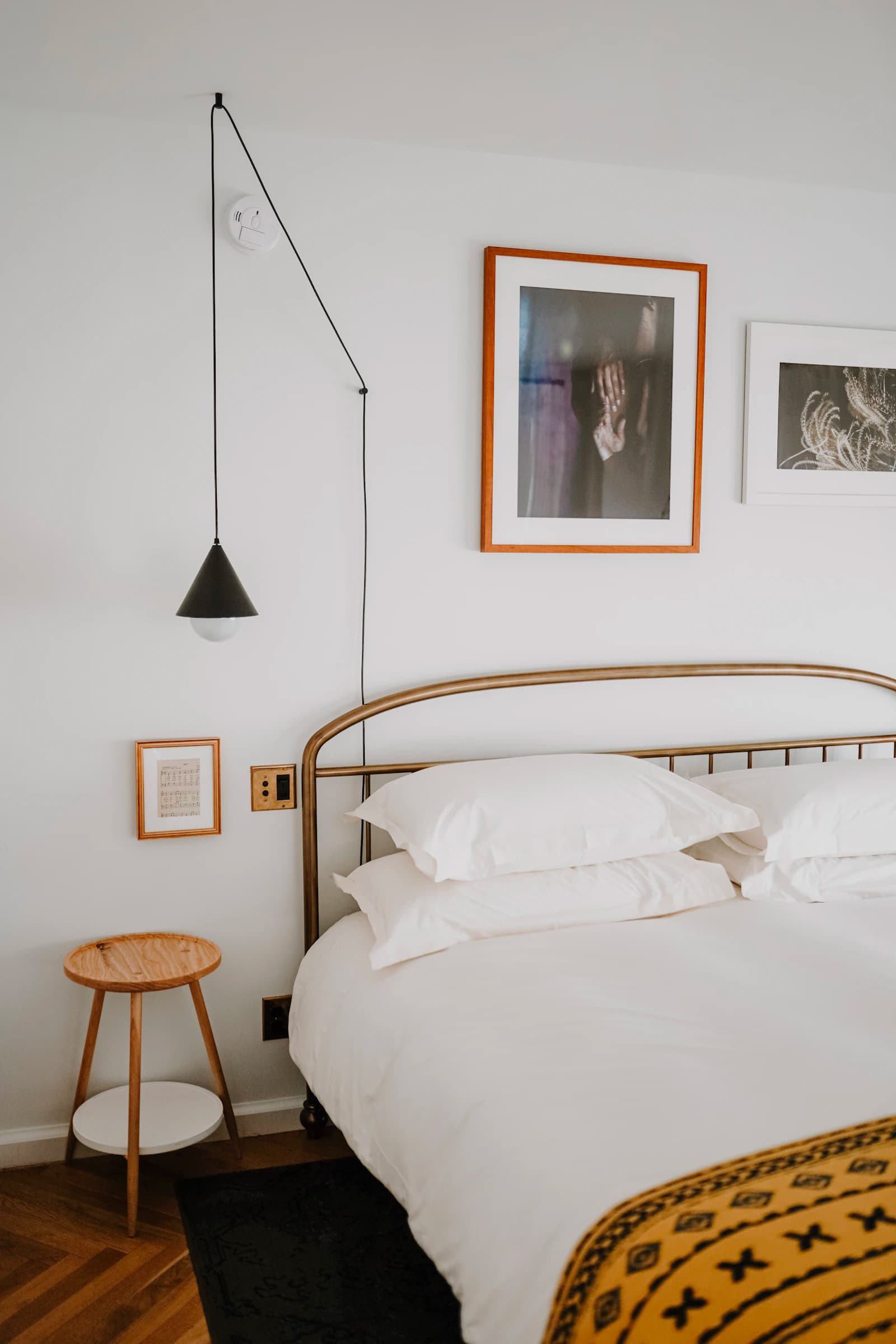 Habitación de hotel luminosa y minimalista