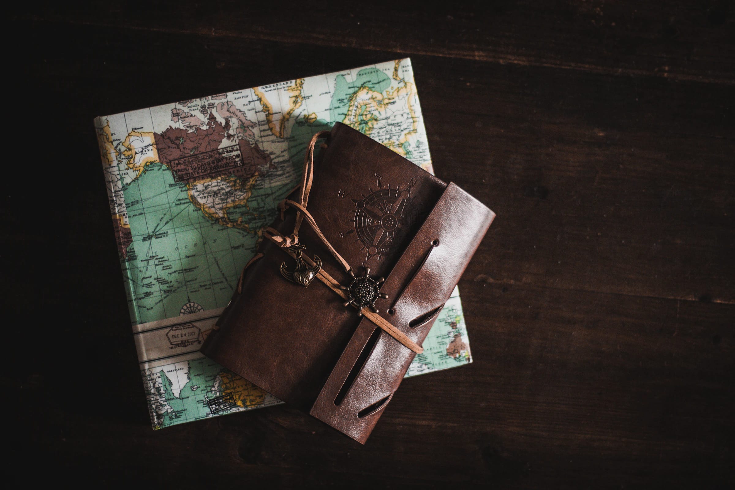Cuaderno de viaje sobre un mapamundi